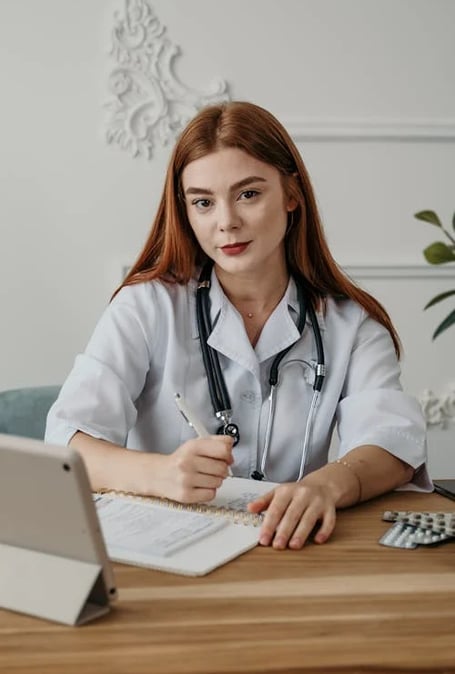 a woman doctor in a white lab coat and stethoscopet