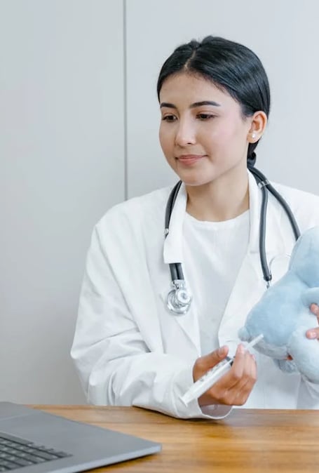 a woman in a white lab coat and stethoscopet