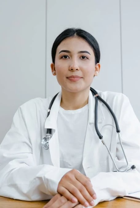 a female doctor in a white coat and a stethoscopecturizer