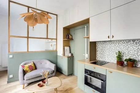 Cuisine et salon tenant dans un petit espace