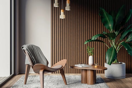 Salon en bois devant un mur sur lequel il y a un revêtement acoustique.