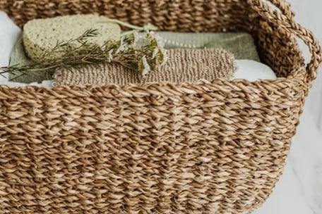 Panier en fibres naturelles pour ranger les serviettes de bain