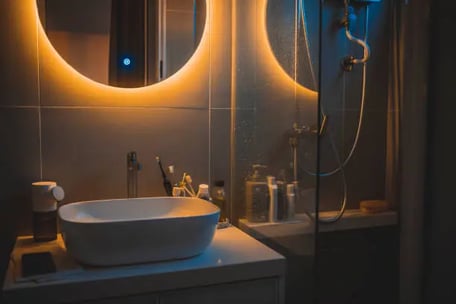 Miroir de salle debain design avec LED intégrées pour un esprit tamisé