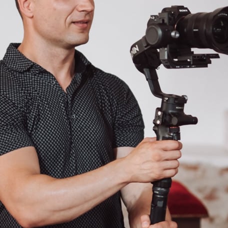 Operatorius su Sony kamera ir Ronin stabilizatoriumi