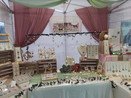 Stand marché bijoux vraies fleurs univers merveilleux
