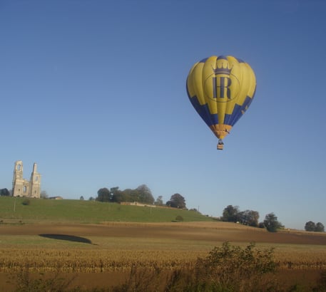 Montgolfière F-GROY en vol à proximité des ruines de Mont-Saint-Eloi