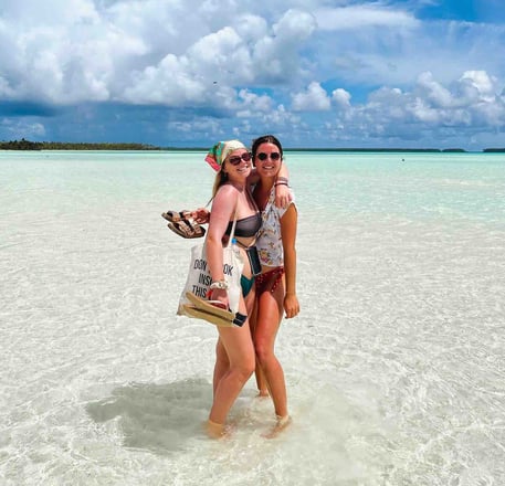 Photo of Eva and Manon in the lagoon of Tetiaroa, French Polynesia.