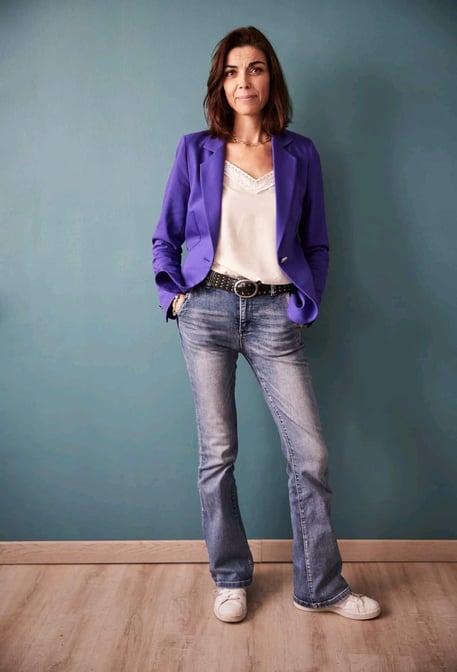 dieteticienne de plein pied, en veste mauve et en jeans