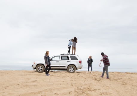 fotografia com carro na praia