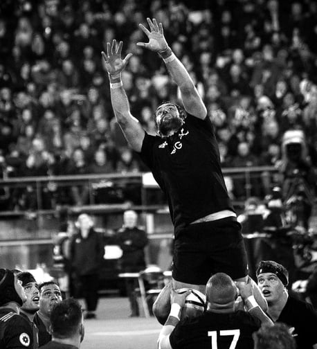 rugby équipe qui soulève le coéquipier