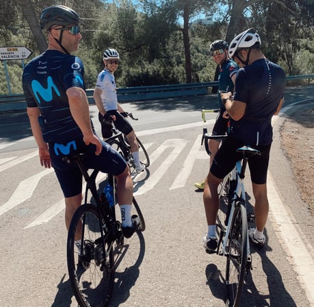 Grupo de amigos haciendo ciclismo