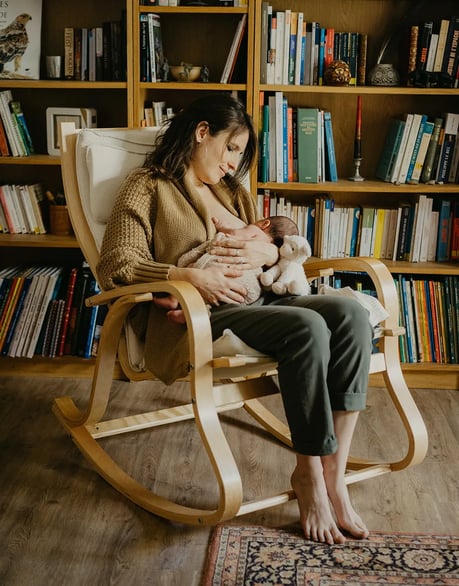Maman qui allaite à domicile dans un fauteuil à bascule – séance photo Gard