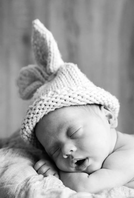 Bébé endormi en noir et blanc avec bonnet lapin – séance à domicile Gard