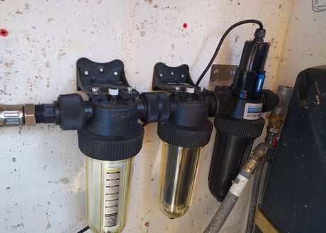 Système de filtration de l’eau avec filtres à charbon actif et UV pour une eau plus pure.
