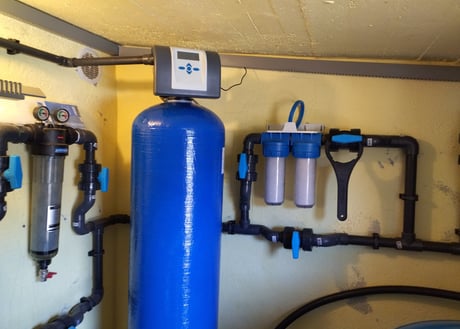 Système de filtration de l’eau avec filtres à charbon actif et UV pour une eau plus pure.