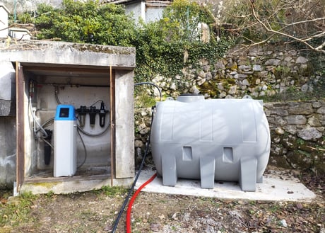 Réservoir de stockage d’eau avec pompe de reprise pour une distribution optimisée.