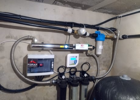 Système de filtration de l’eau avec filtres à charbon actif pour une eau plus pure.