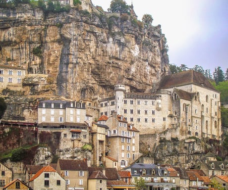 Sanctuaire de Rocamadour perché sur une falaise, vue panoramique sur la vallée