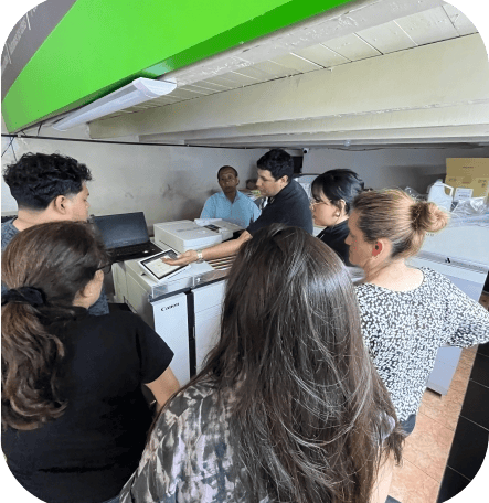 Equipo de profesionales de Perú Impress trabajando en imprenta de Lima