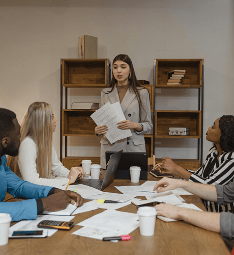 une cheffe d'équipe explique sa vision du team building à son équipe de 4 personnes
