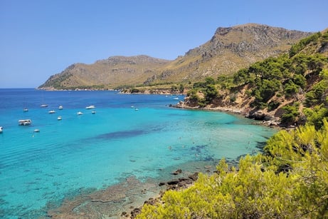 Cala Na Clara mit türkisfarbenem Wasser und Booten – Bootsausflug ab Alcudia