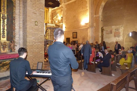Violín y piano en iglesia