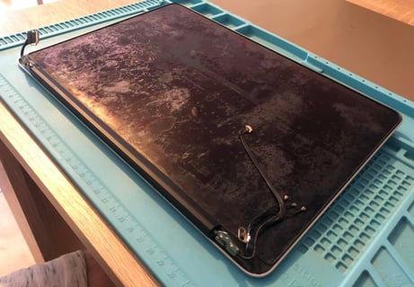 Écran avec défaut anti reflet avant nettoyage complet – réparation SOS PHON’ORDI