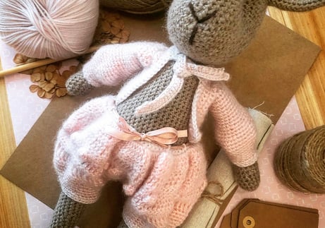 Doudou souris au crochet en laine - amigurumi