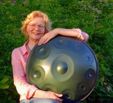 Ariane in Aktion spielt Handpan