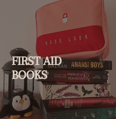First Aid Books werden durch einen Bücherstapel und Reiseapotheke dargestellt.