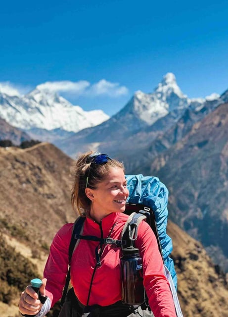 Manon devant l'Ama Dablan lors d'un trek au Népal.