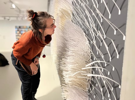 Photo de Magali STrassel, art-thérapeute, montrant une femme regardant une oeuvre d'art