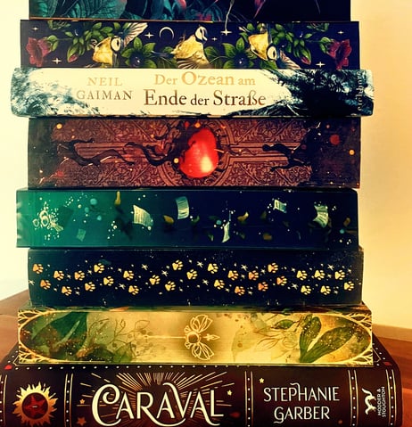 Bücherstapel zum Thema Rezensionen & Empfehlungen