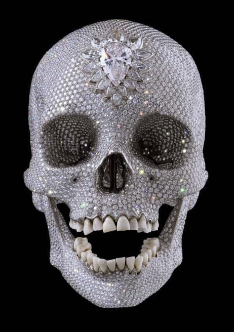 Obra de Damien Hirst com caveira ornamentada coberta de diamantes.