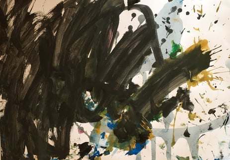 Photo de Magali Strassel, art-thérapeute, présentation d’une peinture gestuelle noire faite sur le t