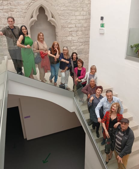 socios de arteNA en la escalera de Plazará