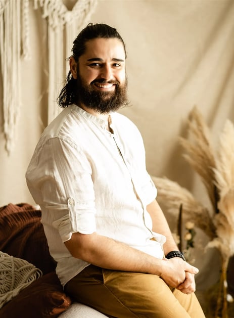Thomas, photographe Papa Ours Photo, souriant – portrait professionnel dans le Gard