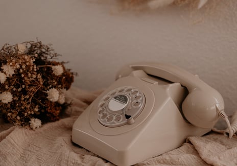 Téléphone vintage beige, modèle Luna, permettant aux invités d’enregistrer des messages vocaux.