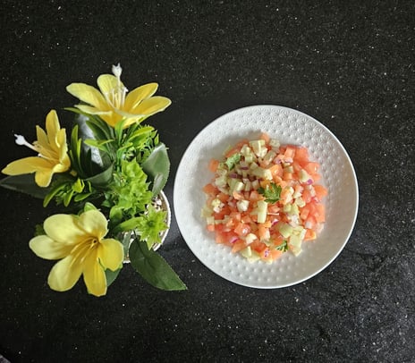 salade concombre, tomates, oignons