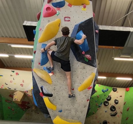 Boulderkurs Wien: Teilnehmer klettert in einem schweren Boulder