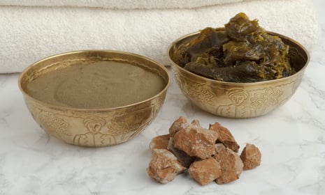 Savon noir et Rhassoul dans des récipients traditionnels en cuivre