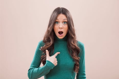Femme se montrant du doigt : l'hypnose est-elle faite pour moi ? questions-réponses
