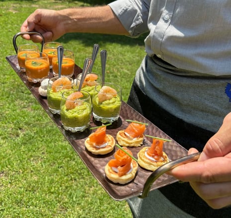 Cóctel de Gazpacho, Champiñones rellenos, Guacamole con camarón salteado y Gravlax de salmón sobre b