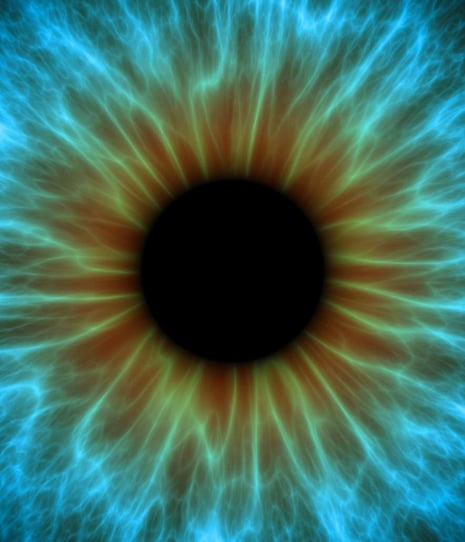 Iris bleu vu de près, semblant ouvrir sur un autre monde, symbolisant l'éveil des capacités extrasensorielles et la communica