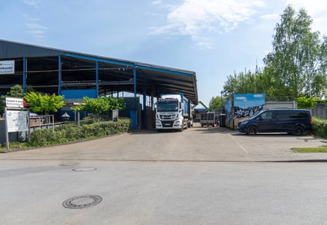 Haupteinfahrt-zum-Firmengelände-von-Voskuhl & Sohn-mit-LKW-und-Firmenbeschriftung