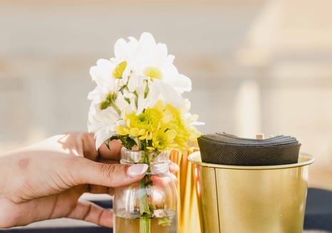 Detalles decorativos elegantes para eventos en Málaga. Cuidado artesanal en cada rincón con La Santa