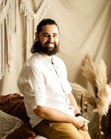 Portrait souriant de Thomas, photographe naissance Gard Papa Ours Photo