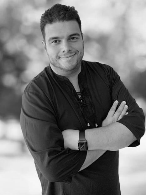 Foto do Daniel Ferreira com uma camisa preta e um relógio no pulso