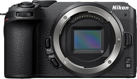 Nikon Z30, Sensor: APS-C de 20 MP. Pantalla abatible, ideal para selfies y vlogs.