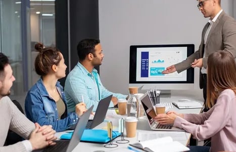 Expert providing advice on Learning management